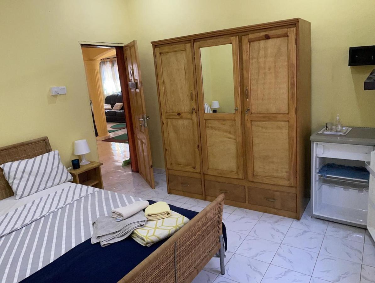 The Compound Bed & Breakfast Bijilo Exterior photo