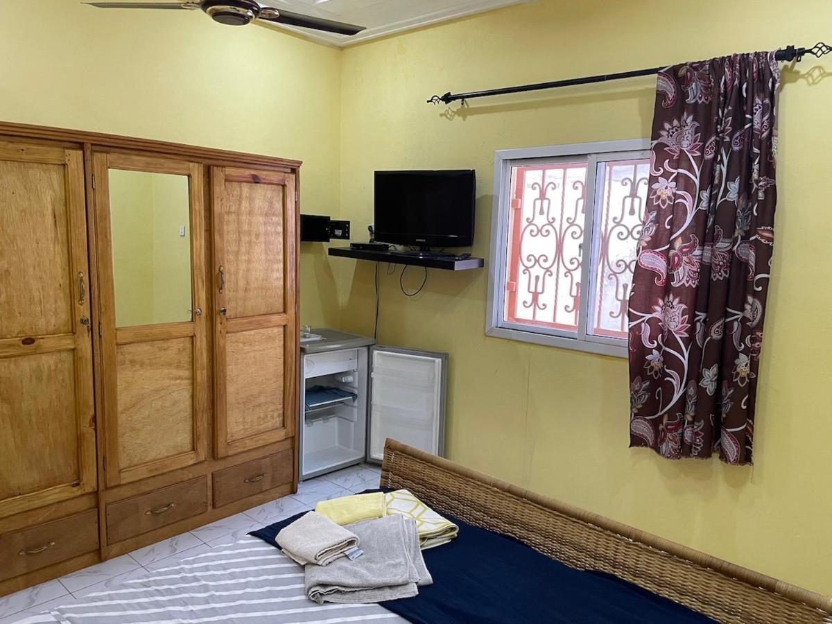 The Compound Bed & Breakfast Bijilo Exterior photo